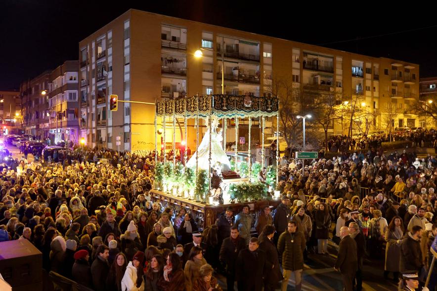 Procesión Virgen de la Paz 2023 - Imagen de la Virgen bajo palio rodeada de público.
