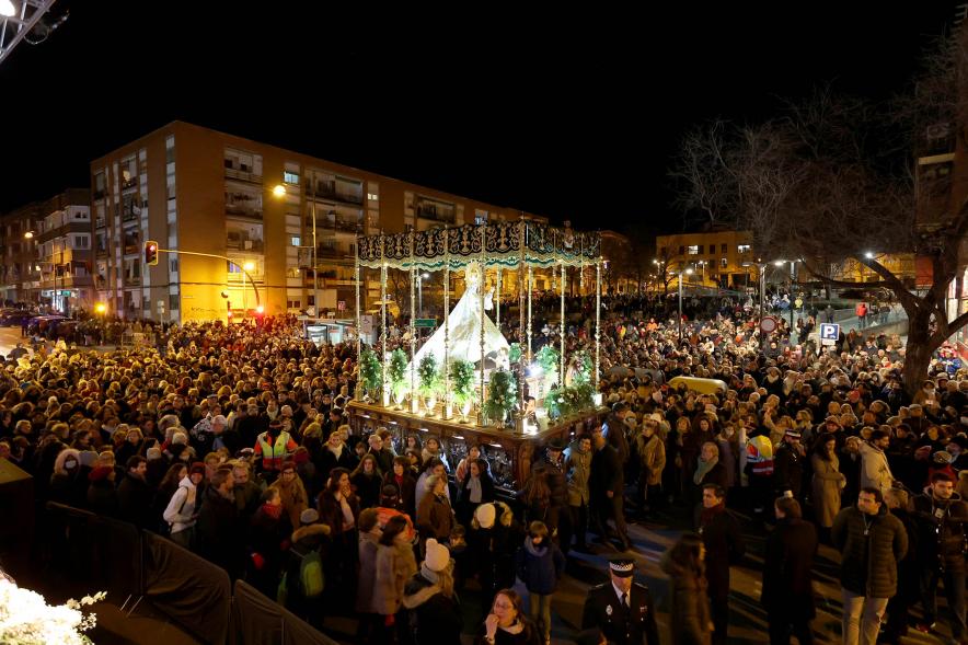 Procesión Virgen de la Paz 2023 -Imagen de la Virgen bajo palio rodeada de público.
