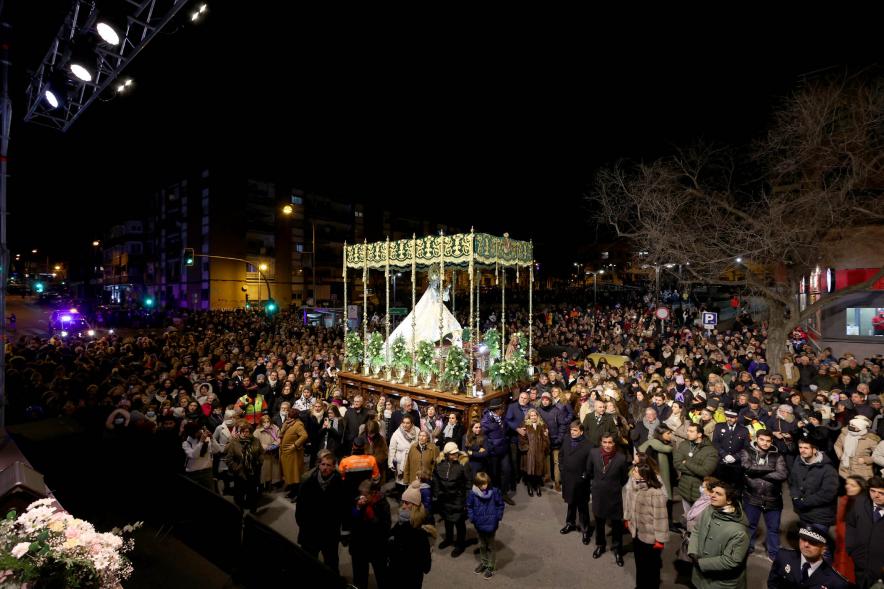 Procesión Virgen de la Paz 2023 - Imagen de la Virgen bajo palio rodeada de público.