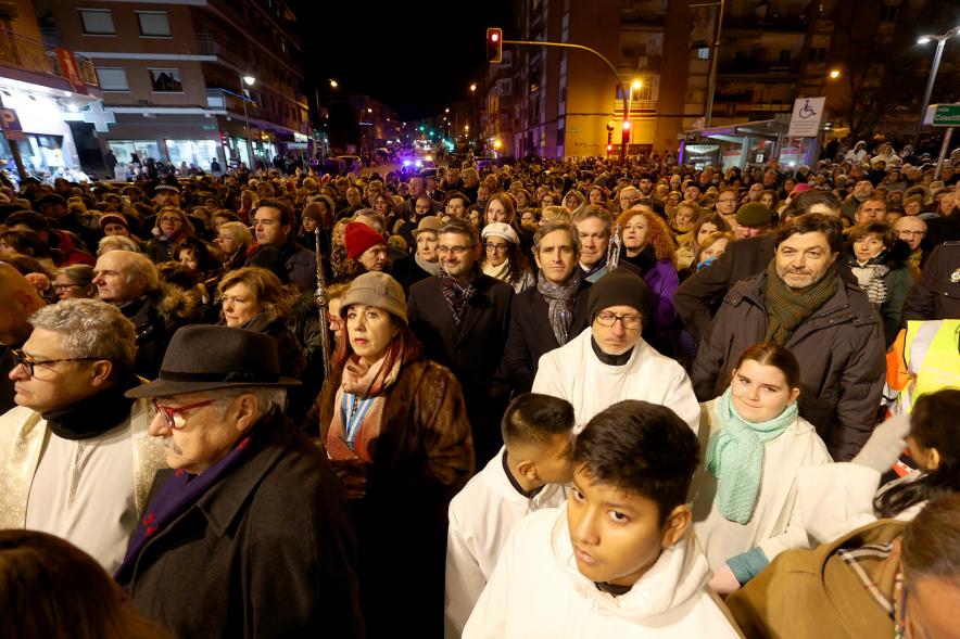 Procesión Virgen de la Paz 2023 - Imagen plano general del público asistente.