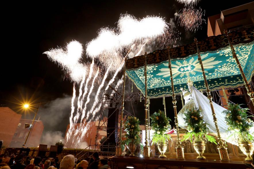 Procesión Virgen de la Paz 2023 - Imagen de la Virgen bajo palio, y en el cielo podemos ver fuegos artificiales.