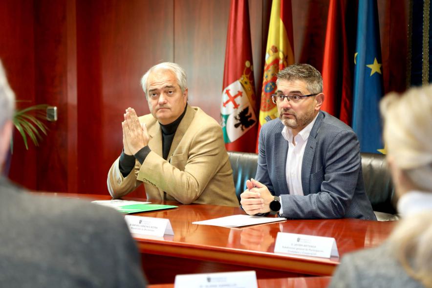 Presentación de los Proyectos de Cooperación 2023 -  Primer plano del vicealcalde Sánchez Acera, con el concejal de Bienestar social José María Tovar.