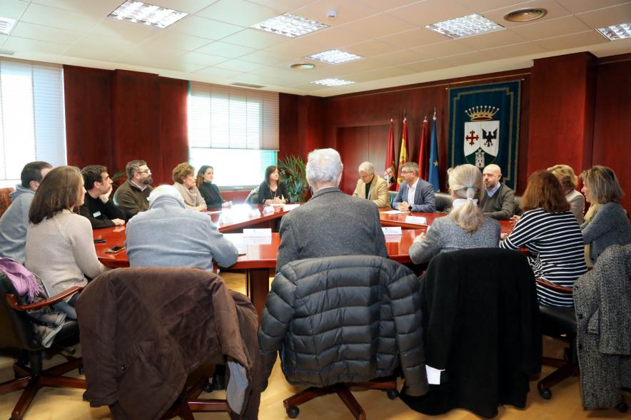 Presentación de los Proyectos de Cooperación 2023 -  Imagen de la mesa de la puesta en común  de los proyectos con los responsables municipales.