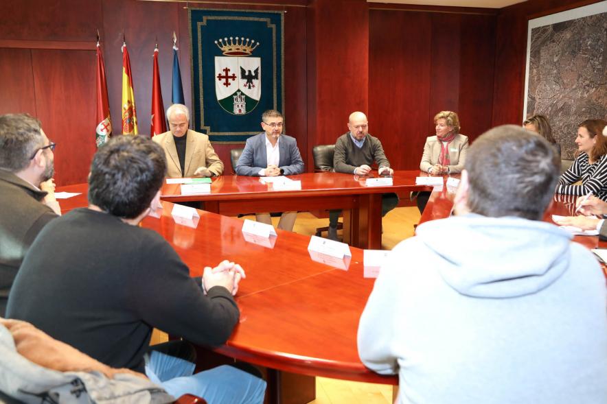 Presentación de los Proyectos de Cooperación 2023 -  Imagen de la mesa de la puesta en común  de los proyectos con los responsables municipales.