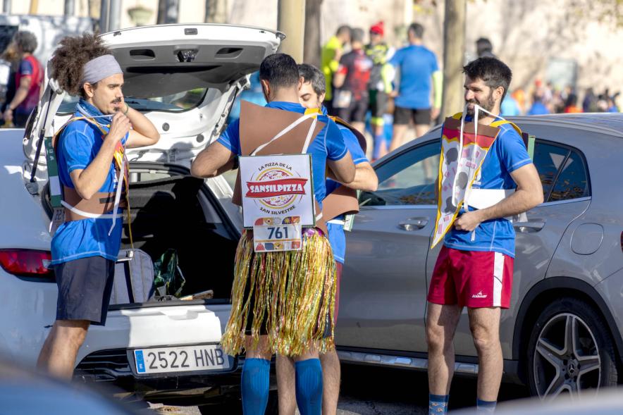 San Silvestre 2022 - Imagen de unos participantes disfrazándose, momentos antes de la carrera.