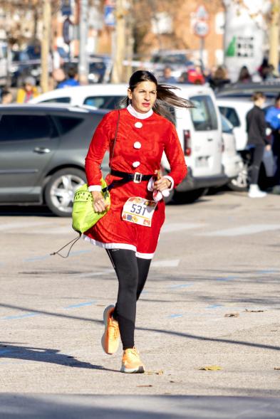 San Silvestre 2022 - Imagen de corredora disfrazada dirigiéndose a la línea de meta.