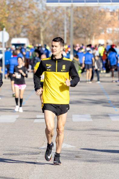 San Silvestre 2022 - Imagen de un corredor calentando para la carrera.