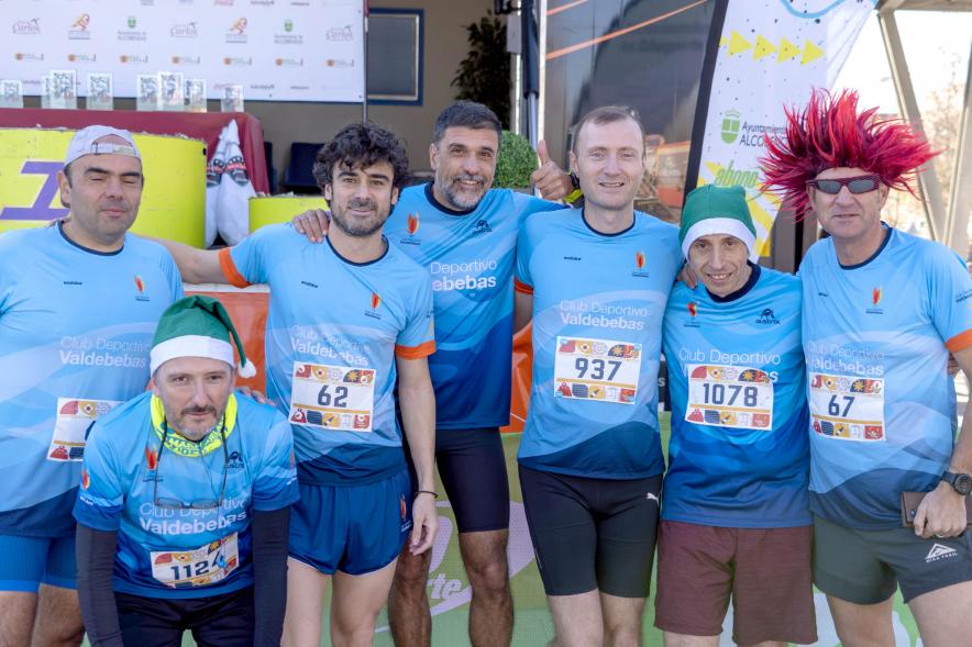 San Silvestre 2022 - Imagen de un grupo de corredores del mismo equipo posando antes de la carrera.