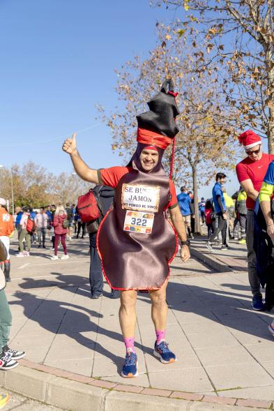 San Silvestre 2022 - Imagen de un  corredor disfrazado dirigiéndose a la línea de meta.