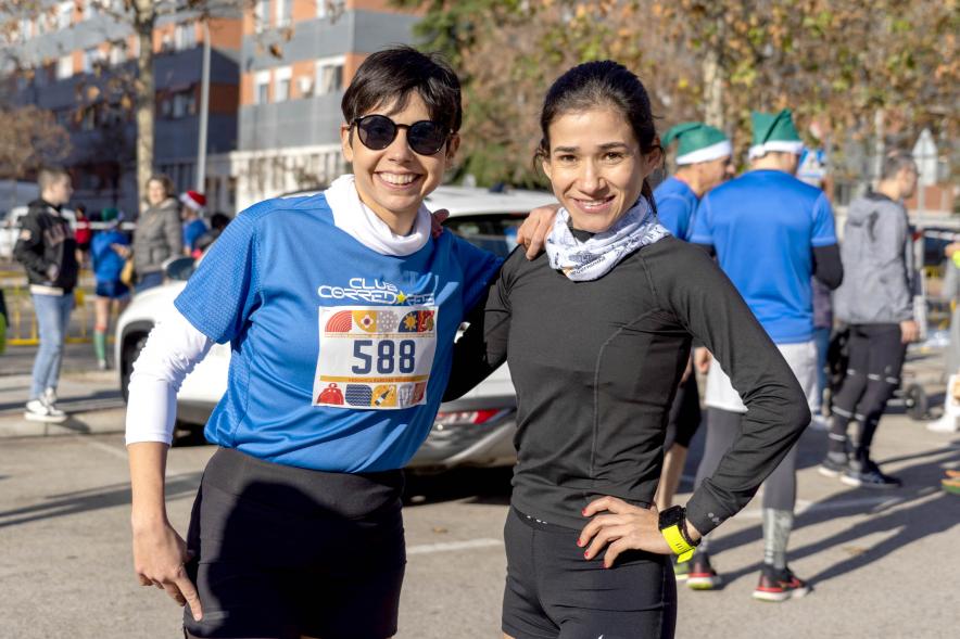 San Silvestre 2022 -  Imagen de dos corredoras posando antes de la carrera. 