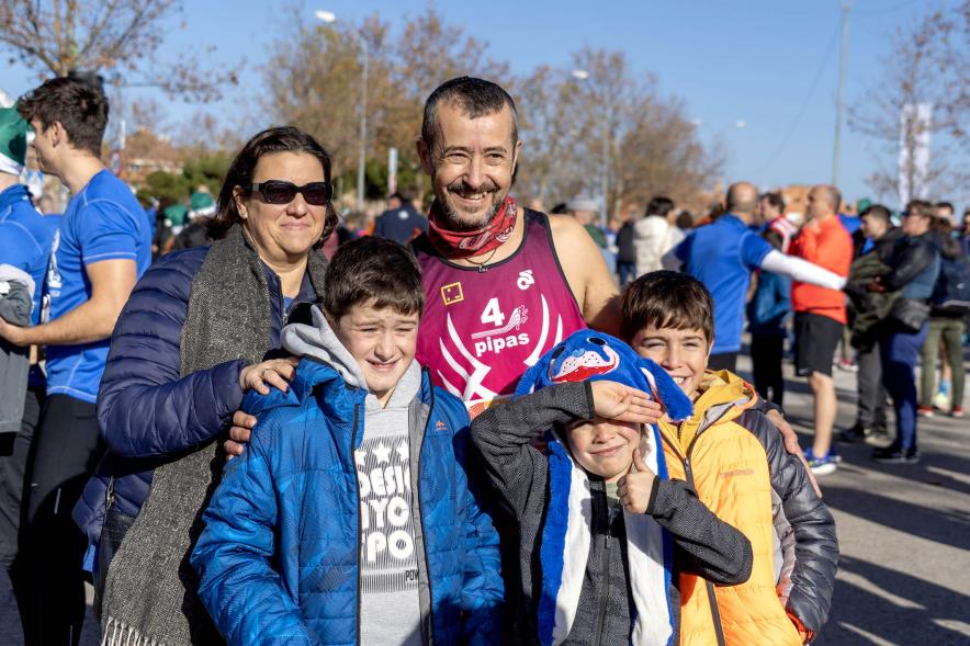 San Silvestre 2022 - Imagen de posado de una familia.
