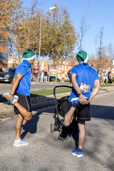 San Silvestre 2022 - Imagen de dos corredor calentando para la carrera.