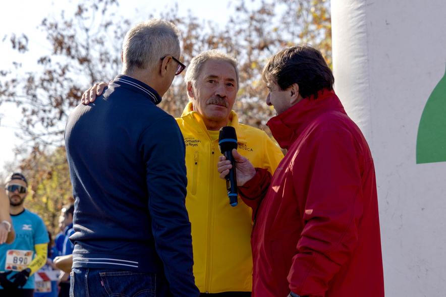 San Silvestre 2022 - Imagen de periodista entrevistando a una persona.