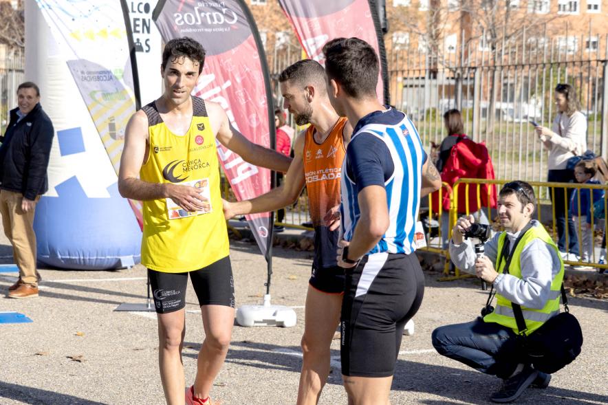 San Silvestre 2022 - Imagen de corredores depués de haber terminado la carrera, tras pasar la línea de meta.