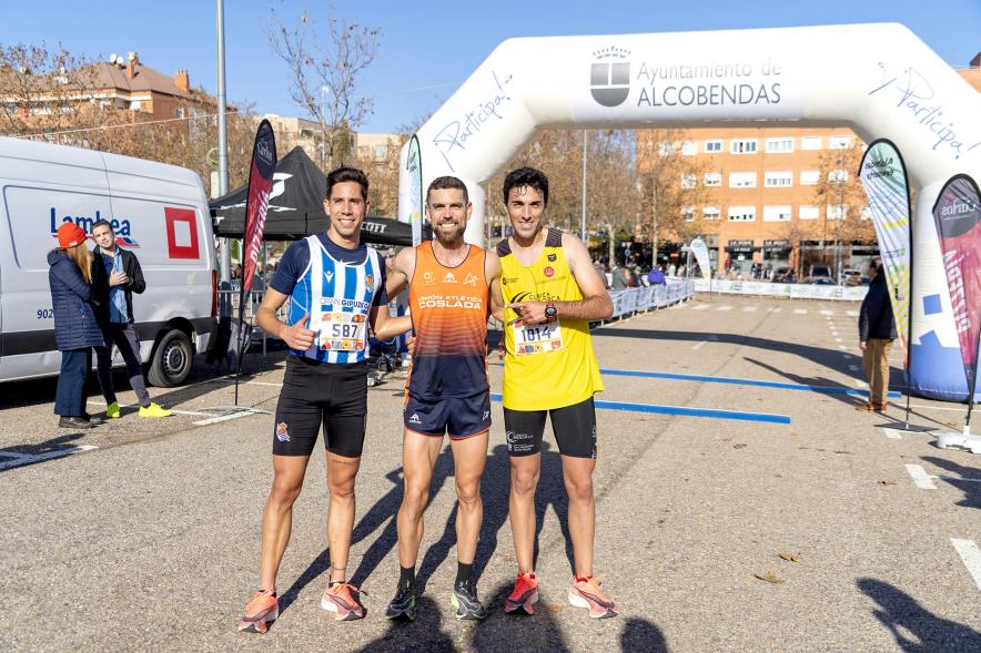 San Silvestre 2022 - Imagen de corredores después de haber terminado la carrera, tras pasar la línea de meta.