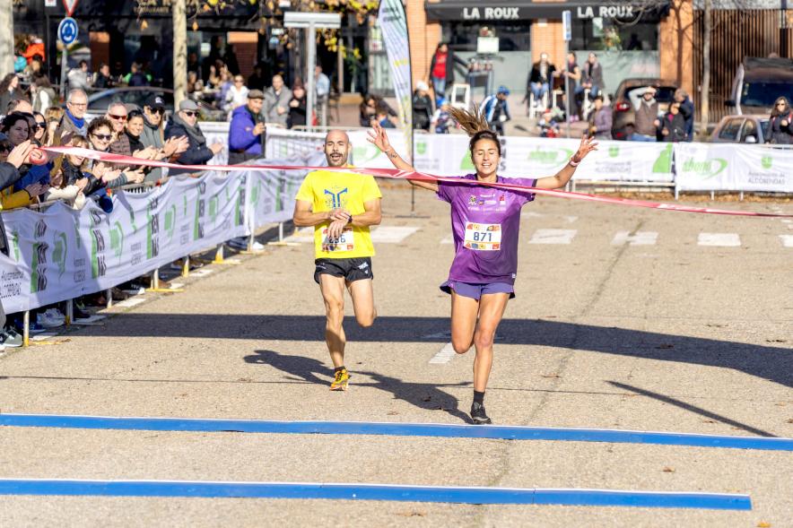 San Silvestre 2022 - Imagen de corredores en el momento de cruzar la línea de meta.