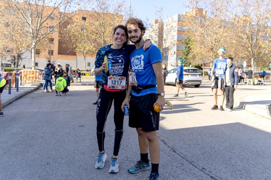 San Silvestre 2022 - Imagen de corredores después de haber terminado la carrera, tras pasar la línea de meta.