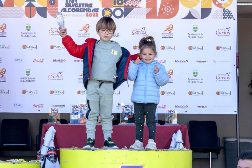 San Silvestre 2022 - Imagen de dos niños en el pódium.