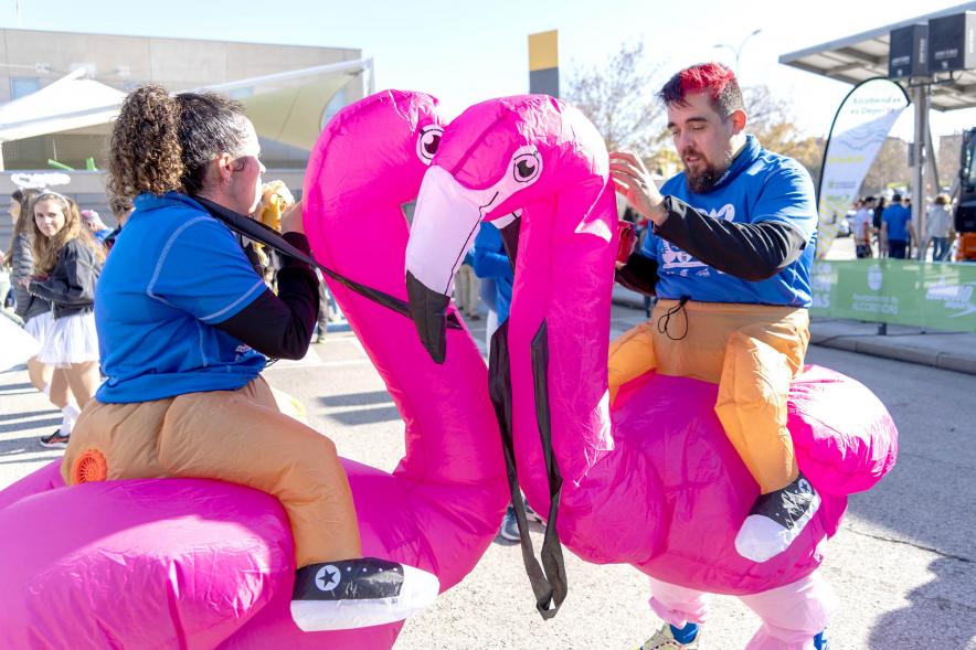 San Silvestre 2022  - Imagen de dos corredores disfrazados después de terminar la carrera.