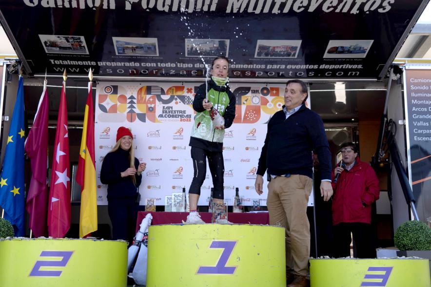 San Silvestre 2022 - Imagen de una corredora en el pódium.