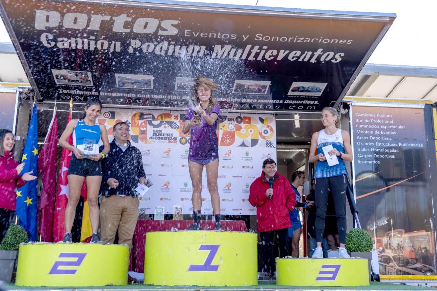 San Silvestre 2022 - Imagen de corredoras en el pódium recibiendo su premio.