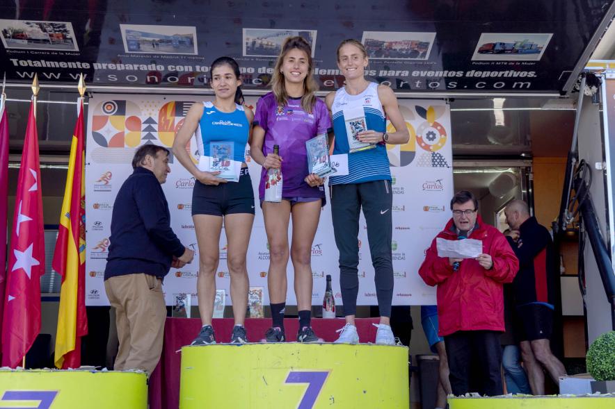 San Silvestre 2022 - Imagen de corredoras en el pódium recibiendo su premio.
