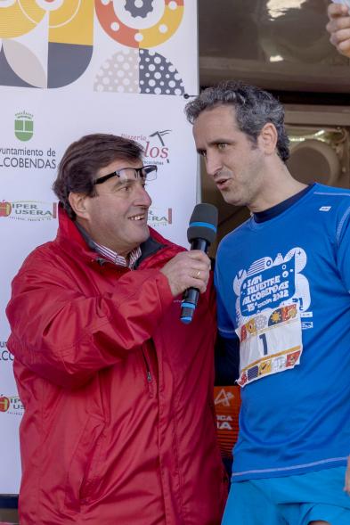 San Silvestre 2022 - Imagen de un corredor siendo entrevistado, después de haber terminado la carrera.