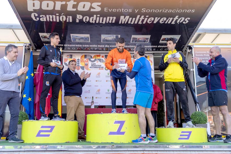 San Silvestre 2022 - Imagen de corredores en el pódium recibiendo su premio de manos de una autoridad.