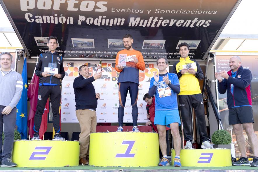 San Silvestre 2022 - Imagen de corredores en el pódium recibiendo su premio de manos de una autoridad.
