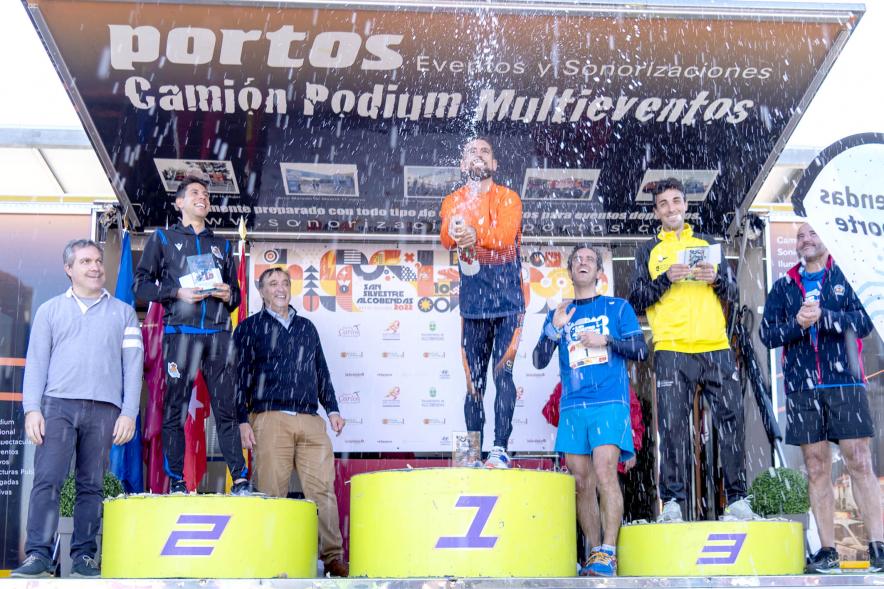 San Silvestre 2022 - Imagen de corredores en el pódium.