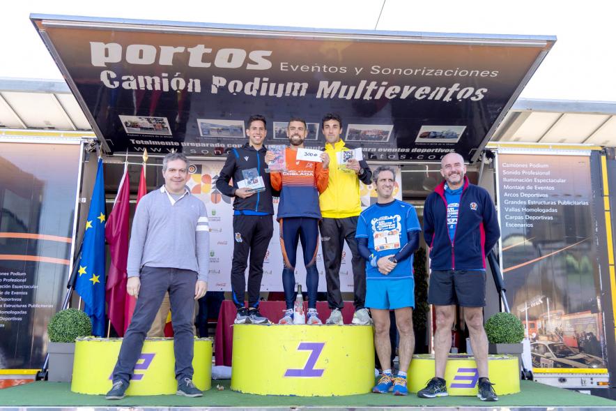 San Silvestre 2022 - Imagen de corredores en el pódium con sus premios.