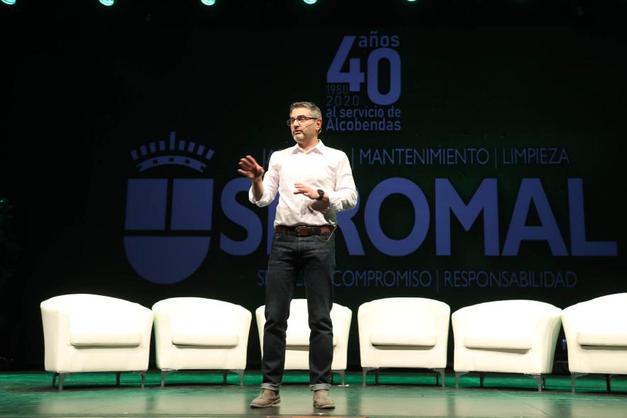 Acto de Jubilación Trabajadores de Seromal 2023 - Imagen del vicealcalde en el escenario.    