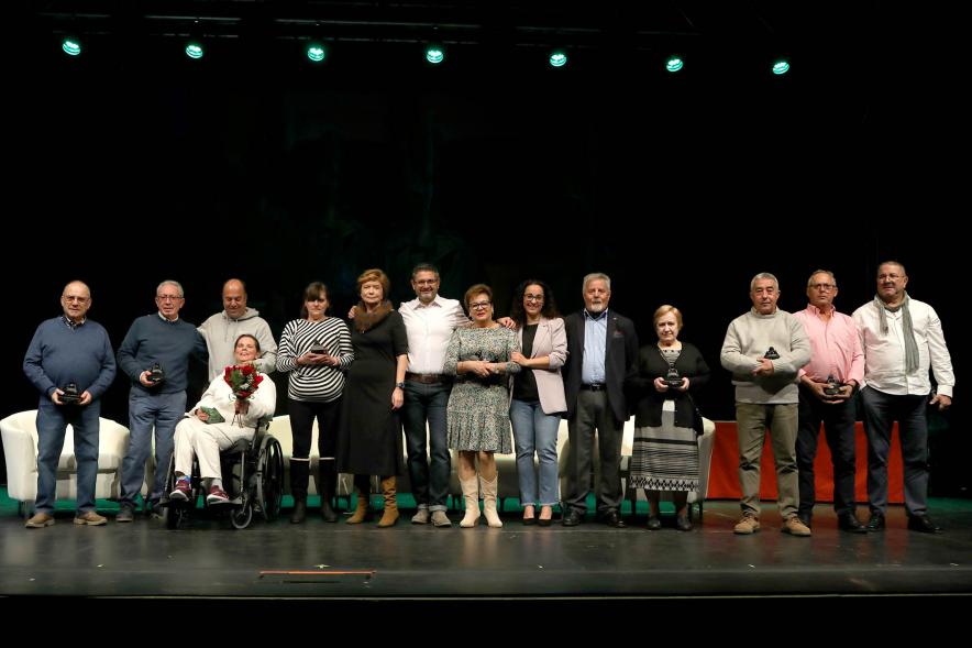 Acto de Jubilación Trabajadores de Seromal 2023 - Posado de los homenajeados con los corporativos municipales.