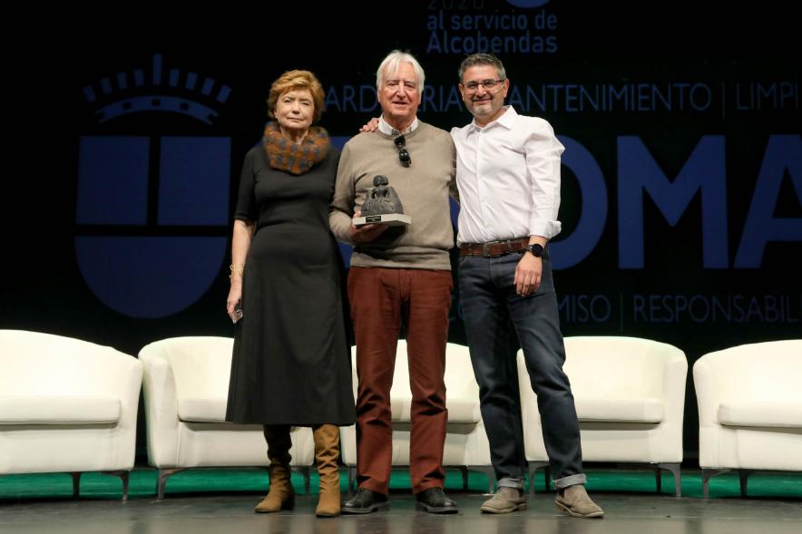 Acto de Jubilación Trabajadores de Seromal 2023 - Posado del vicealcalde Sánchez Acera y Ofelia Culebradas, concejal,  con un  homenajeado. 