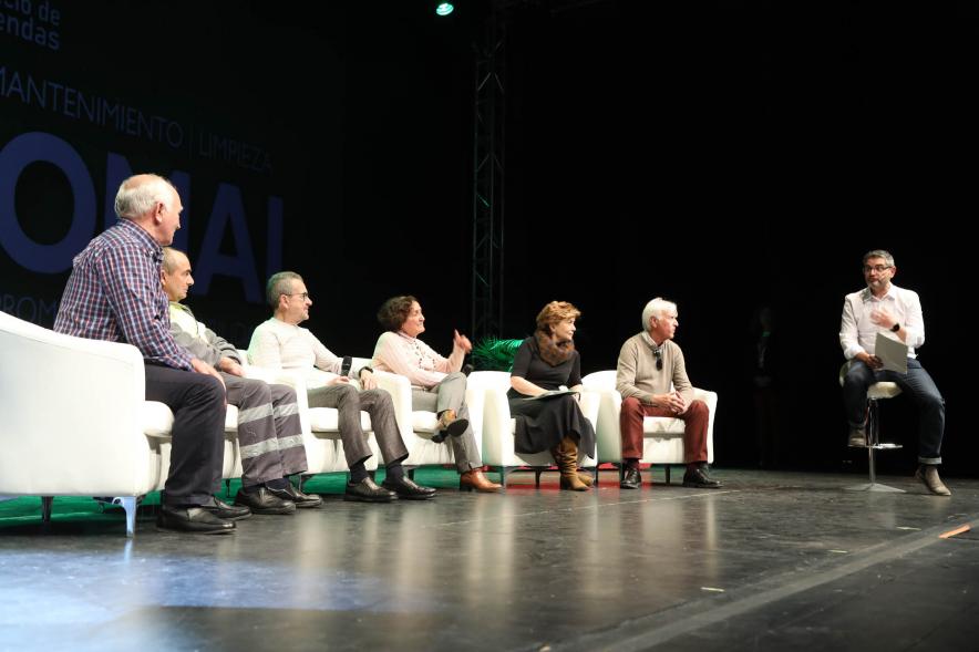 Acto de Jubilación Trabajadores de Seromal 2023 - Plano del escenario con los homenajeados y el vicealcalde,  sentados.