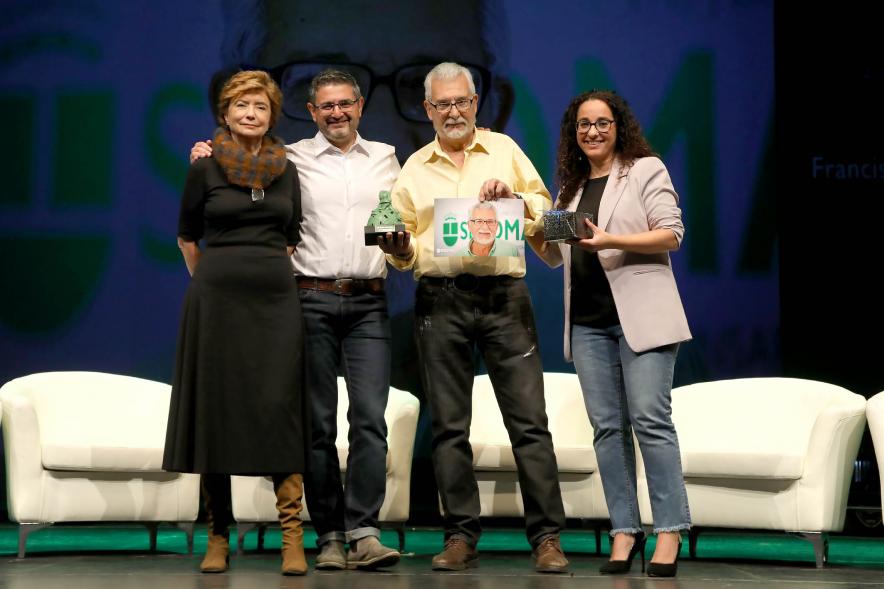 Acto de Jubilación Trabajadores de Seromal 2023 - Posado del vicealcalde y varias concejales junto a un homenajeado.