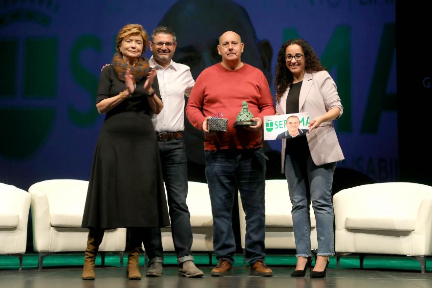 Acto de Jubilación Trabajadores de Seromal 2023 - Posado del vicealcalde Sánchez Acera y dos  concejalas  con un  homenajeado. 