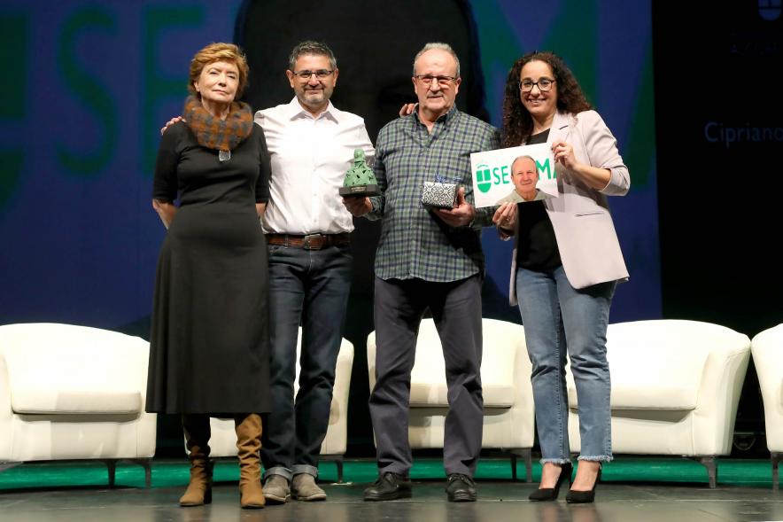 Acto de Jubilación Trabajadores de Seromal 2023 - Posado del vicealcalde Sánchez Acera y dos  concejalas  con un  homenajeado. 