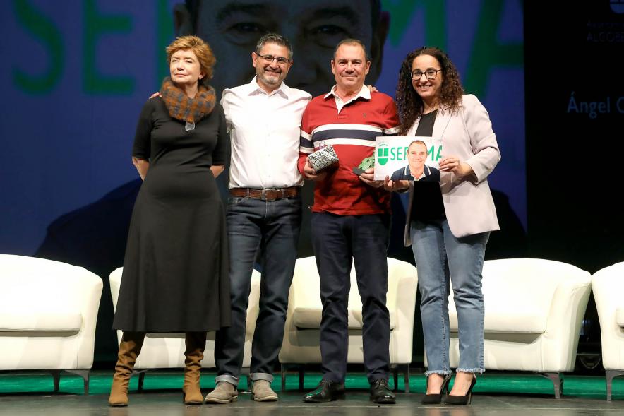 Acto de Jubilación Trabajadores de Seromal 2023 - Posado del vicealcalde Sánchez Acera y dos  concejalas  con un  homenajeado. 