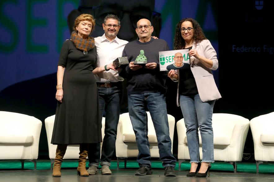 Acto de Jubilación Trabajadores de Seromal 2023 - Posado del vicealcalde Sánchez Acera y dos  concejalas  con un  homenajeado. 