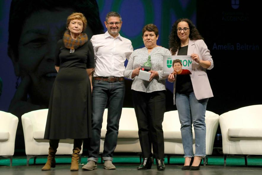Acto de Jubilación Trabajadores de Seromal 2023 - Posado del vicealcalde Sánchez Acera y dos  concejalas  con una homenajeada.