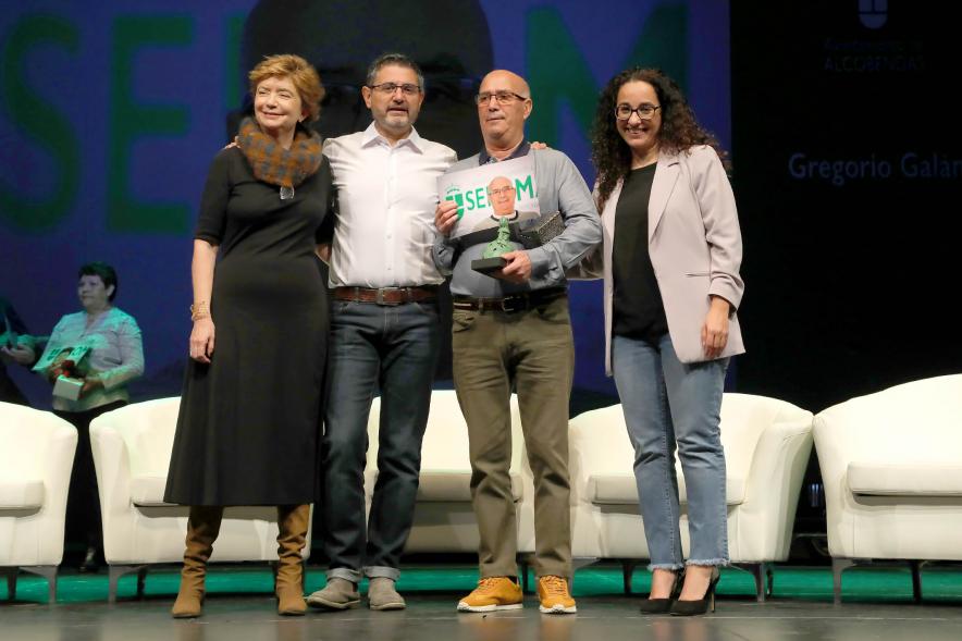 Acto de Jubilación Trabajadores de Seromal 2023 - Posado del vicealcalde Sánchez Acera y dos  concejalas  con un  homenajeado. 