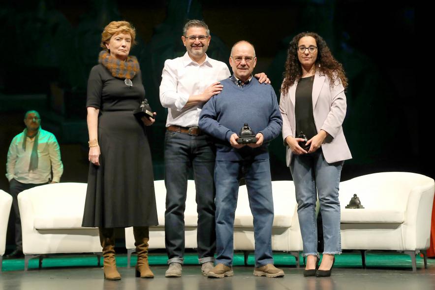 Acto de Jubilación Trabajadores de Seromal 2023 - Posado del vicealcalde Sánchez Acera y dos  concejalas  con un  homenajeado. 