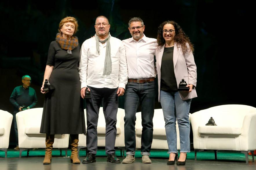 Acto de Jubilación Trabajadores de Seromal 2023 - Posado del vicealcalde Sánchez Acera y dos  concejalas  con un  homenajeado.