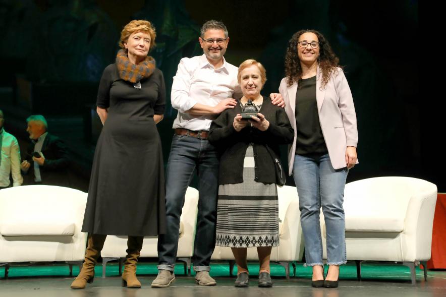 Acto de Jubilación Trabajadores de Seromal 2023 - Posado del vicealcalde Sánchez Acera y dos  concejalas  con una  homenajeada.