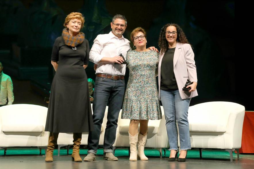 Acto de Jubilación Trabajadores de Seromal 2023 - Posado del vicealcalde Sánchez Acera y dos  concejalas  con una  homenajeada.