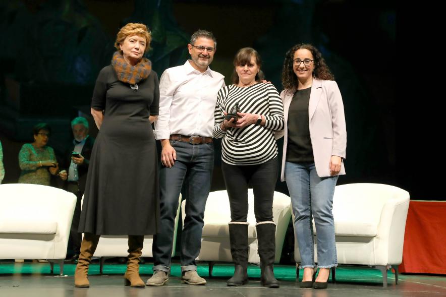 Acto de Jubilación Trabajadores de Seromal 2023 - Posado del vicealcalde Sánchez Acera y dos  concejalas  con una  homenajeada.