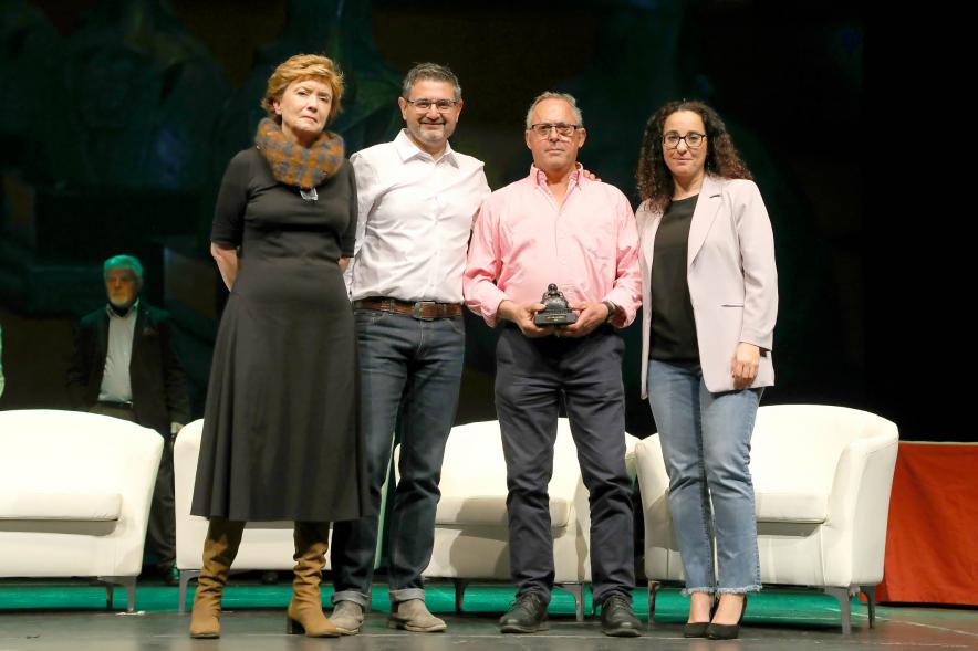 Acto de Jubilación Trabajadores de Seromal 2023 - Posado del vicealcalde Sánchez Acera y dos  concejalas  con un  homenajeado. 