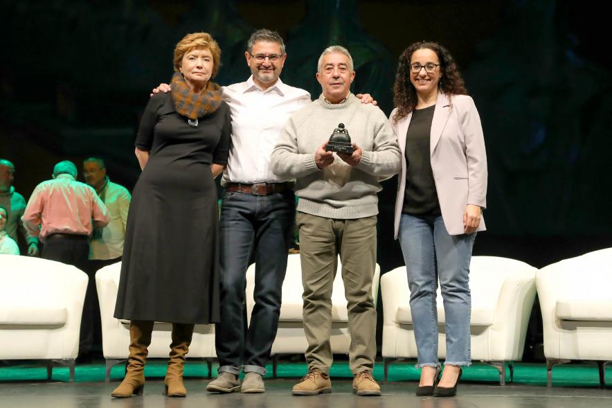 Acto de Jubilación Trabajadores de Seromal 2023 - Posado del vicealcalde Sánchez Acera y dos  concejalas  con un  homenajeado. 