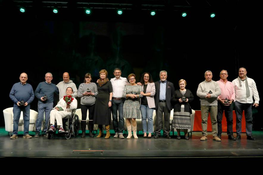 Acto de Jubilación Trabajadores de Seromal 2023 - Posado de los homenajeados con los corporativos municipales.